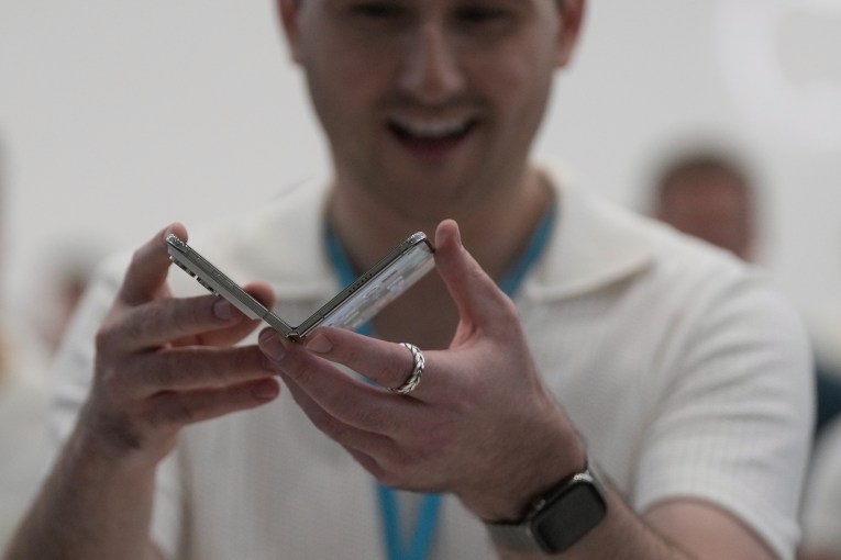 Apple’s new CEO unveils foldable phone