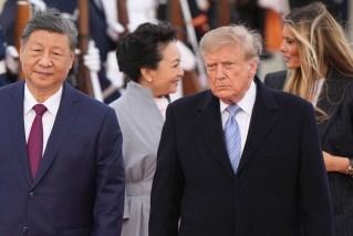 Xi arrives in US to rare Trump airport welcome