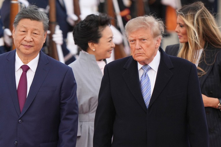 Xi arrives in US to rare Trump airport welcome