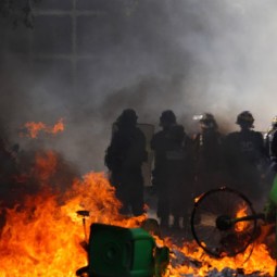 French students clash with police