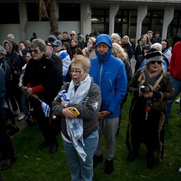 Hundreds gather at Bondi for October 7 vigil