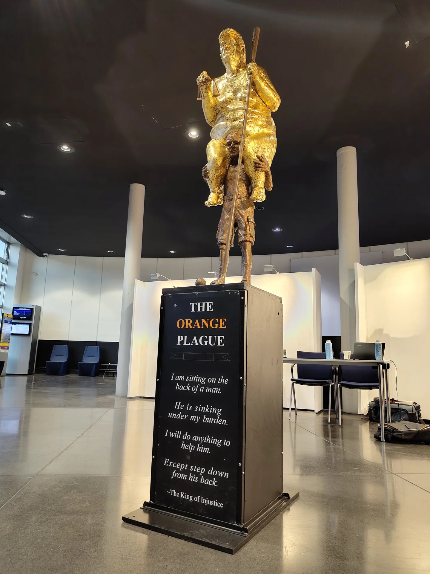 trump statue