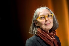 'Genre-bending' author wins Nobel literature prize