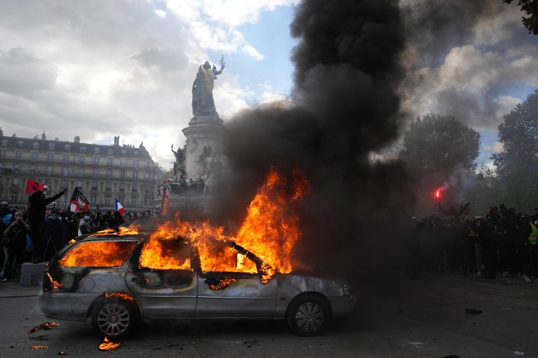 Clashes erupt on French streets, âyellow vestsâ return