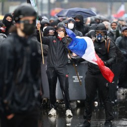 Clashes in France after 400,000 attend rally