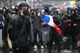Police, protesters clash in France after 400,000 rally